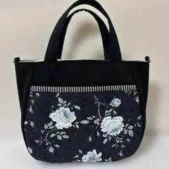 ハンドメイド　ラウンド　トートバッグ　薔薇の柄　　北欧風　デニム黒　前ポケット