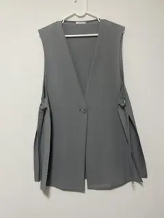 グレー ノースリーブ ベスト