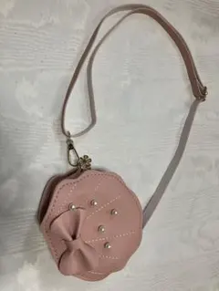 リボンとパール装飾のピンクポシェット