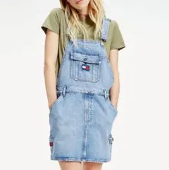 Tommy Jeans デニムサロペット ミニ丈ライトブルーのサムネイル