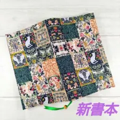 緑色の森と動物模様のブックカバー　新書本サイズ　新品　木綿　ハンドメイド　栞紐付