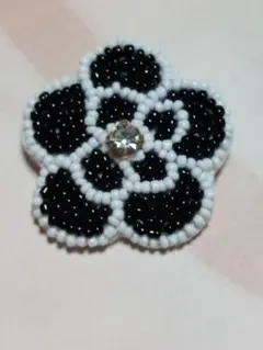 カメリアブローチ 黒と白のビーズ刺繍ブローチ　ハンドメイド