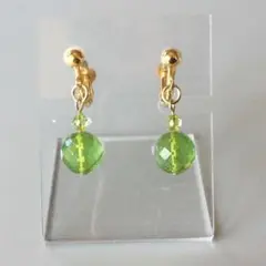 グリーン琥珀イヤリング(9ミリ)