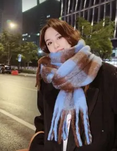 青と茶色のチェック柄マフラー