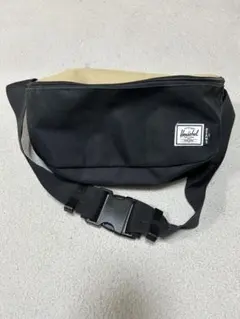 Herschel ×BEAMSボディバッグ 黒/ベージュ