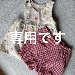 ベージュ動物プリントタンクトップと赤チェックショートパンツセット