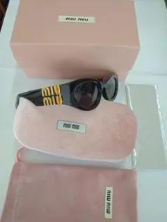 miu miu ブラックサングラス ゴールド装飾付き
