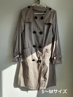 ベージュ トレンチコート 黒ボタン　S〜Mサイズ