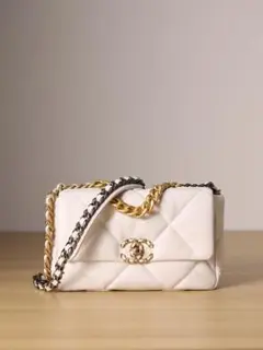 CHANEL ホワイト キルティング ショルダーバッグ