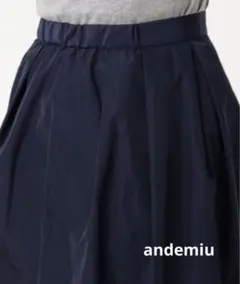 【新品】andemiu 膝丈光沢スカート　ネイビー　美品のサムネイル