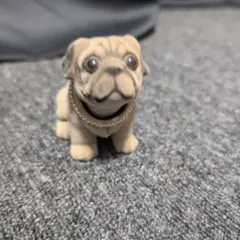 首が揺れるパグの置物 ベージュ チェーンネックレス付き