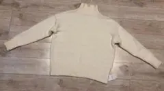 クリーム色の長袖ニットセーター