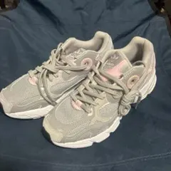 adidas グレー ピンク スニーカー FZ6504