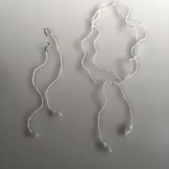 ハンドメイドチョーカーとロングピアスのセット ホワイト＆クリア系ビーズ