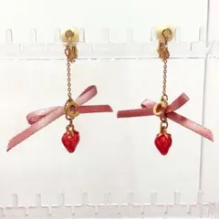 Maison de FLEUR Petite Robe 冬苺を聴くイヤリングのサムネイル