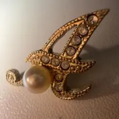 金色のパール付きヘアアクセサリー