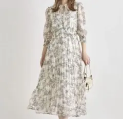 トッコクローゼット❤︎リボン付きシャーリングフラワープリントワンピ⭐︎超美品！