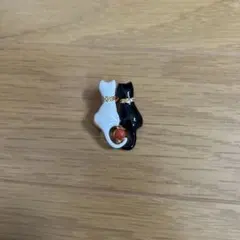 白黒猫のブローチ　珊瑚