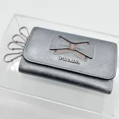 美品 PRADA SAFFIANO FIOCCO キーケース ロゴ リボン