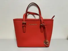 MICHAEL KORS レッド ハンドバッグ チャーム付き