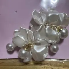 ホワイト花びらパールピアス