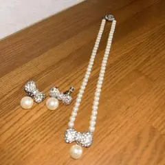 【訳あり】パールリボン　ネックレスとイヤリングセット　中古