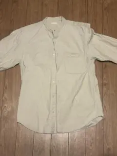 薄いベージュの長袖コーデュロイシャツ