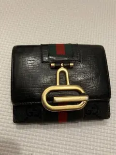美品 GUCCI 黒レザー二つ折り財布 ゴールド金具 - メルカリ