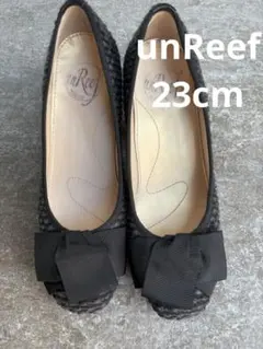 【美品】unReef アンリーフ　パンプスリボン黒　23cm 定価15,950円のサムネイル