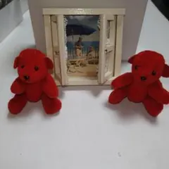 ✰ミニチュアウィンドウ枠に赤いクマのぬいぐるみとディスプレイ