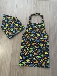 新品　キッズエプロン　子供用エプロン　三角巾　男の子　幼児　恐竜柄