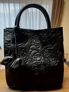 黒い花柄エンボス トートバッグ