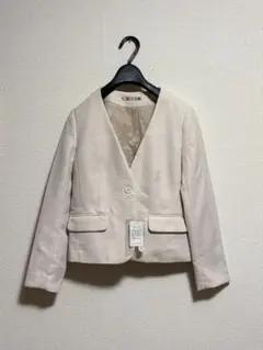 ★新品タグ付き。ナチュラルビューティーベーシック　ノーカラージャケット