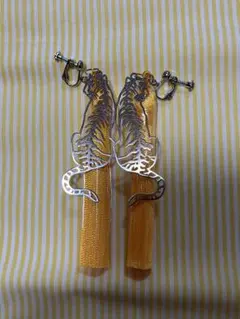 虎とタッセルのイヤリング