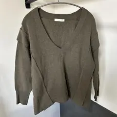 オリーブ色 Vネック リブ編みセーター