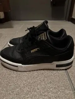 PUMA ブラック レザー スニーカー