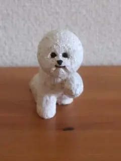 寝そべる木彫りのビション・フリーゼ - メルカリ
