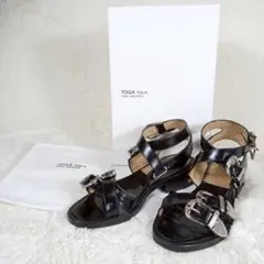 美品 トーガプルラ メタル ストラップ サンダル 37 黒 クロストラップのサムネイル