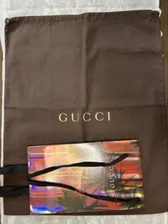 GUCCI ロゴ入りブラウンショッパーと GUCCI ホログラムショップ袋