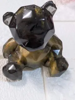 黒と金のクマの置物