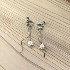 パールビーズ装飾のロングイヤリング