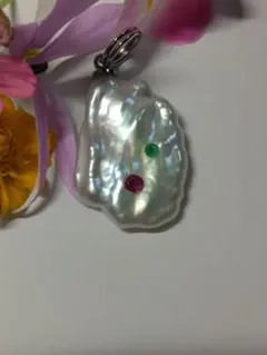 淡水ケシバロックパール　ルビー、エメラルドつきペンダントトップ