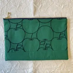 ハンドメイド　フラットポーチ　大きめ　リンゴ　刺繍　グリーン　青リンゴ
