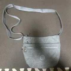 グレー ショルダーバッグ チャーム付き