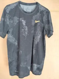 Nike Dri-FIT グラフィックシャツ 濃いグレー