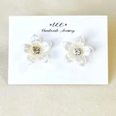 955◆ホワイトフラワー　ストーム　シンプル　小ぶり　ハンドメイド　ピアス