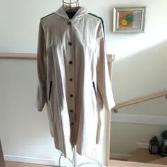 フード付きベージュレインコート