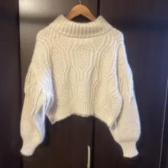 アイボリー ハイネック ケーブルニット