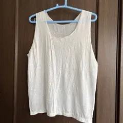 オフホワイトのタンクトップ