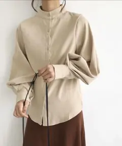 スタンドカラーボリュームスリーブシャツ ジュノア　ベージュ